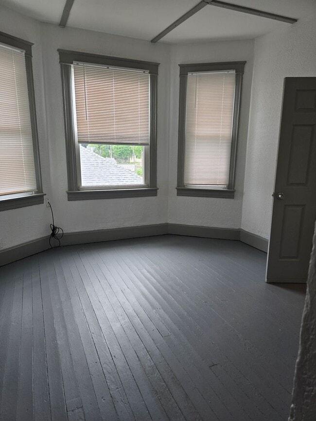 Building Photo - Nice studio Apartment