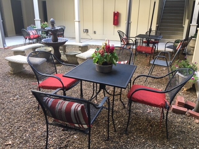 Foto del edificio - 705 W Douglas St