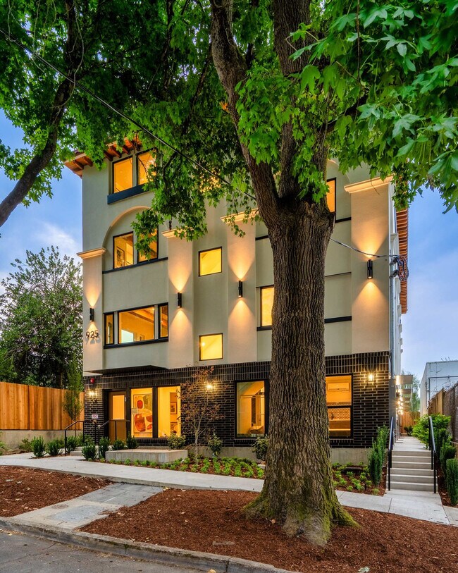 Building Photo - 925 NE 23rd Ave