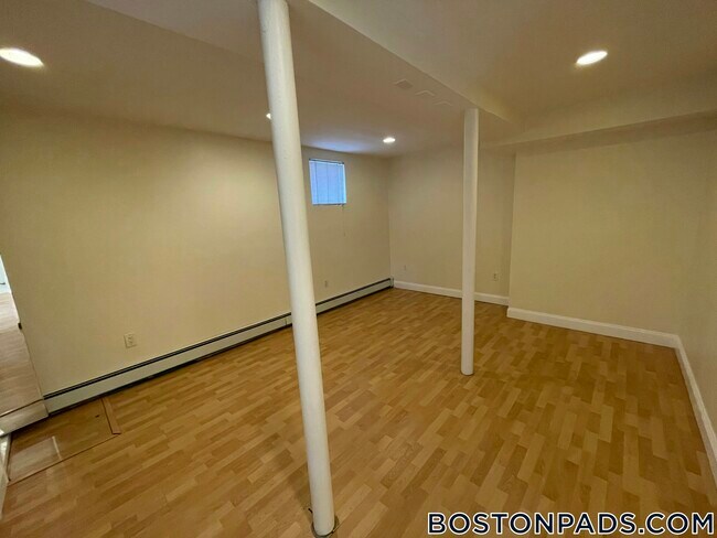 Foto del edificio - 12 Dean Rd