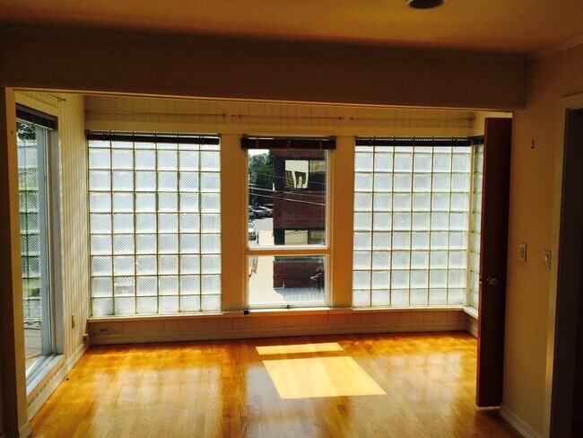 Building Photo - 62 Glen Cove Rd