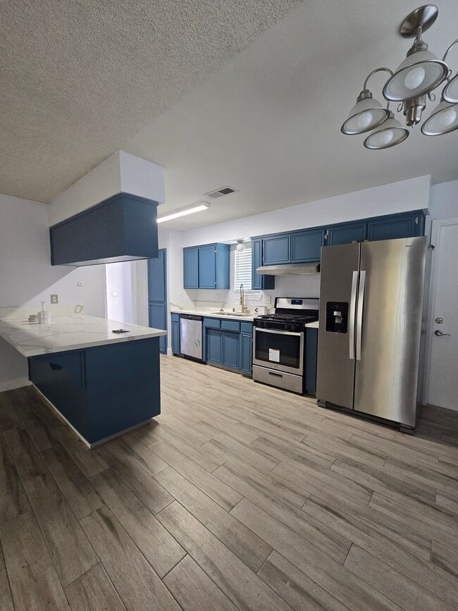 Building Photo - 3 BR 2 BA Available Now
