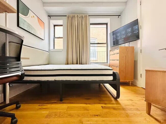 Foto del edificio - Furnished room/NOT APARTMENT