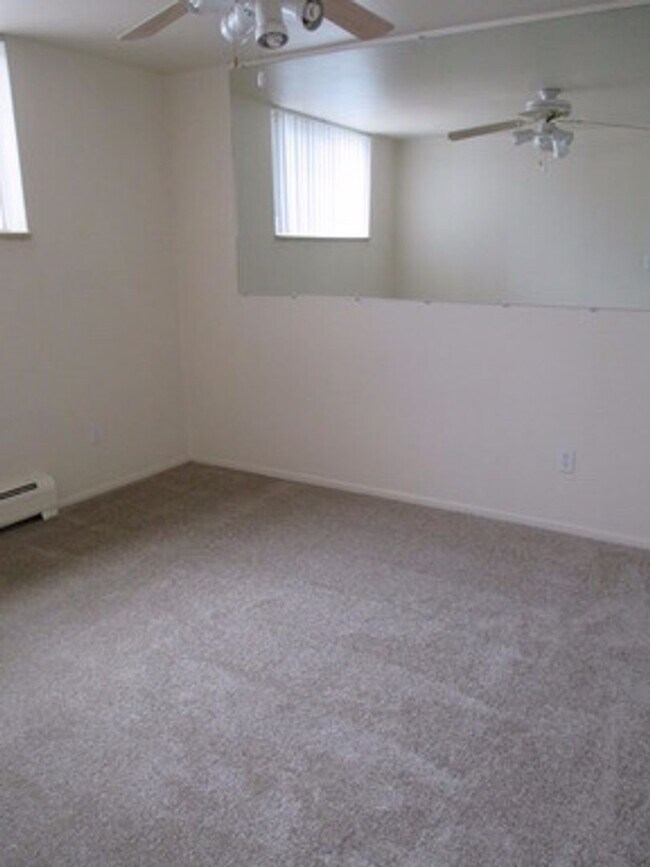 Building Photo - Pet-friendly & spacious 2 BD/2 BA in great...