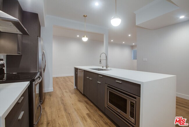 Foto del edificio - 12320 Montana Ave