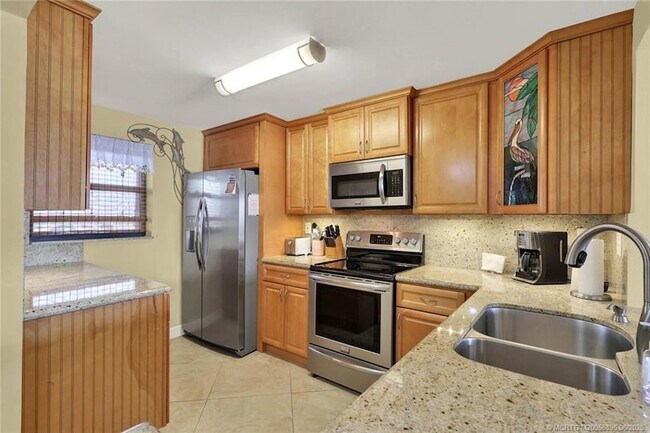 Building Photo - 9490 S Ocean Dr