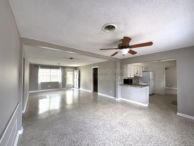 Building Photo - 903 Marscastle Ave