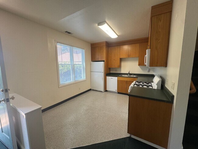 Foto del edificio - ***REDUCED SECURITY DEPOSIT*** Cottage style  5 bedroom apartment 3 1/2 blocks from campus