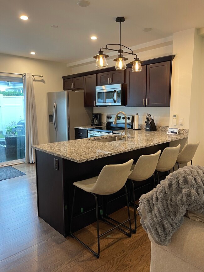 Gran encimera de cocina con 4 taburetes, fregadero debajo del soporte, granito, electrodomésticos de acero inoxidable - 54 Seavey St