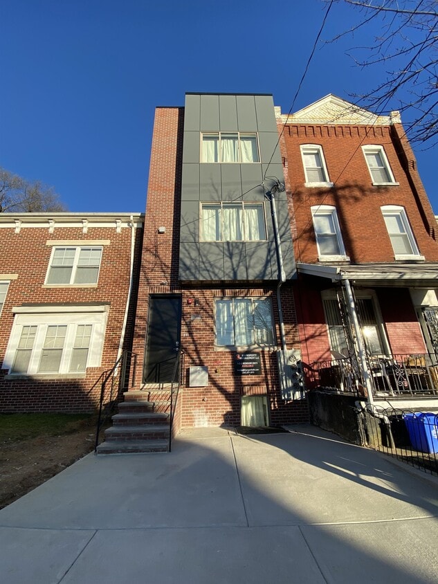 Primary Photo - 709 N 44th St