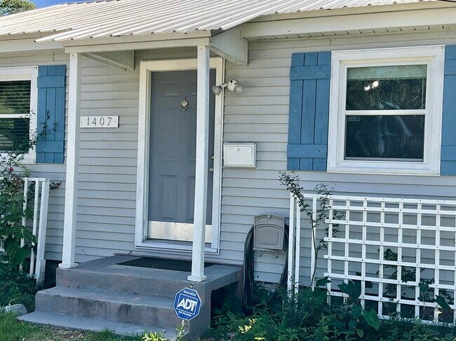 Casa unifamiliar independiente de 2 dormitorios y 1 baño cerca de SELU en alquiler por $1095/mes, incluye mantenimiento del césped. - 1407 W Church St