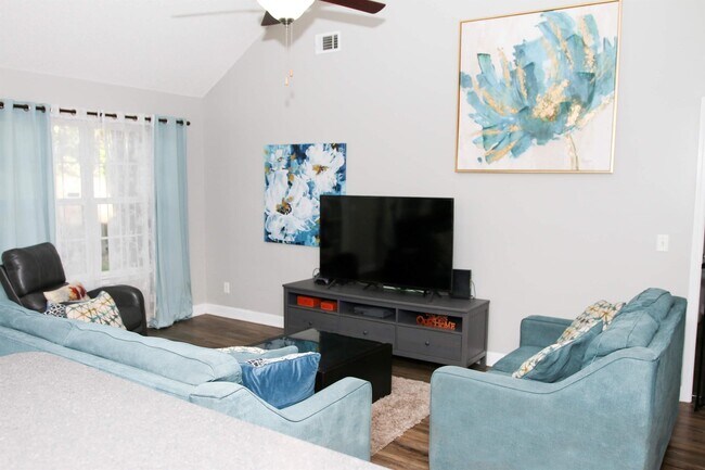 Foto del edificio - 80 Fellwood Dr