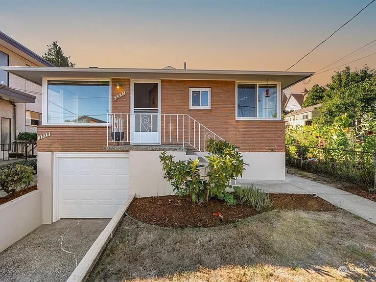 Front - 3929 Woodland Park Ave N