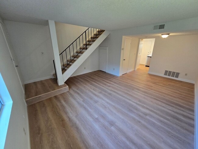 Building Photo - Spacious townhome in a well-maintained El Cajon complex