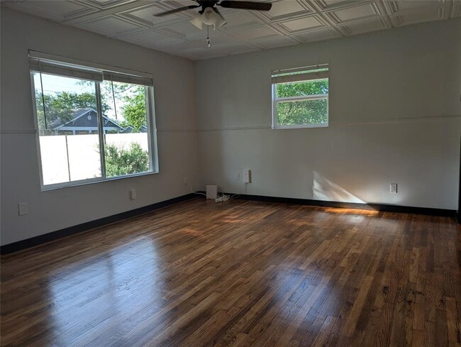 Foto del edificio - 6915 Providence Ave