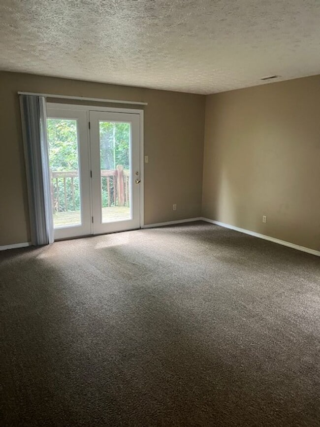 Building Photo - 3 bedroom, 2 bathroom duplex on Bloomingto...