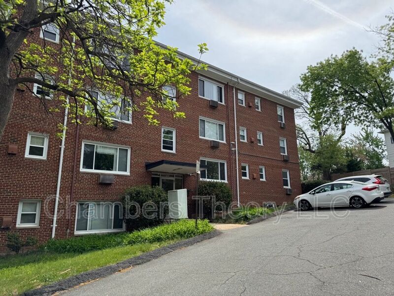 Building Photo - 945 N Barton St