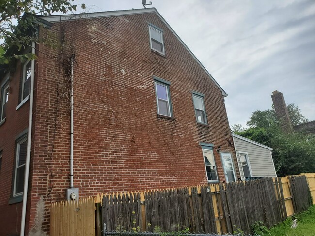 Building Photo - Cozy Home w/2 bath!