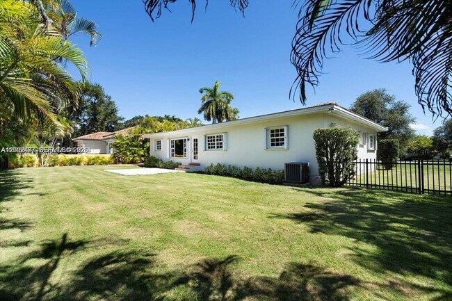 Foto del edificio - 4930 Riviera Dr