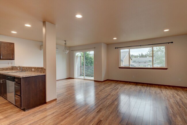 Foto del edificio - Conveniently Located 3 Bedroom Townhouse