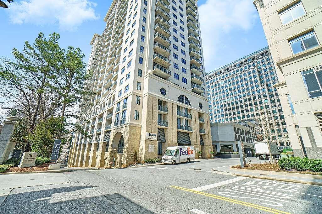 Foto principal - 3040 Peachtree Rd NW