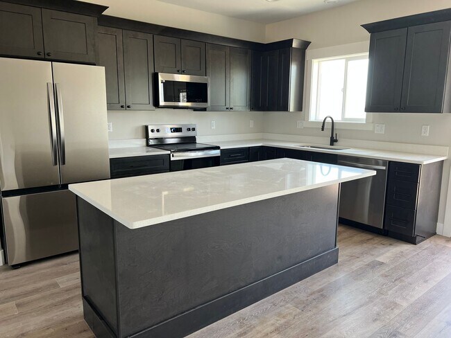 Foto del edificio - BEAUTIFUL BRAND NEW 3 bed 2 bath home in R...