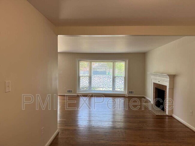 Foto del edificio - 6405 Roberts Dr