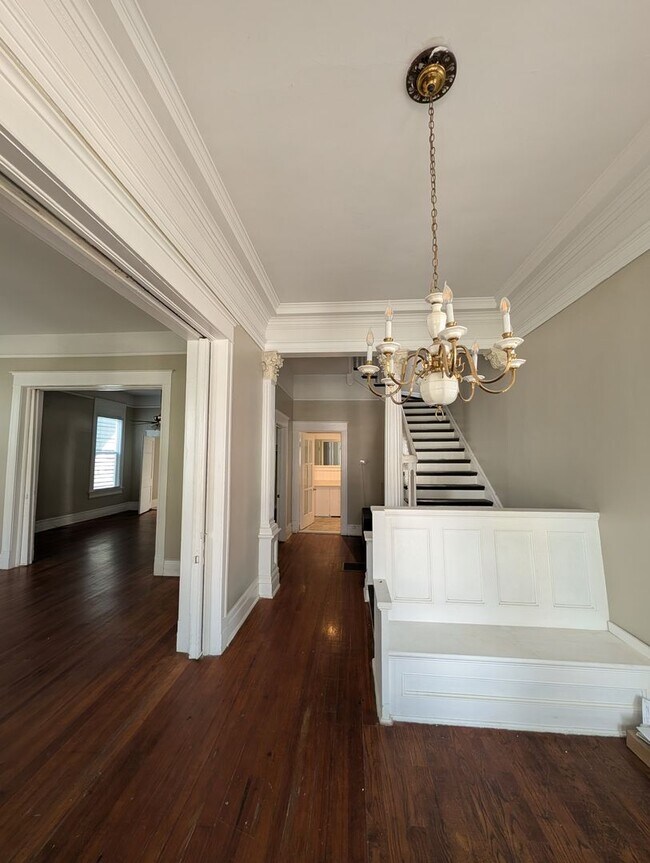 Foto del edificio - Huge 4 bedroom in prime downtown location!