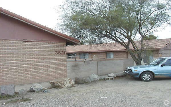 Building Photo - Flowing Wells Apartments