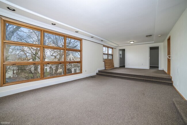 Building Photo - 4 br, 1 bath Duplex - 250 Lenox St