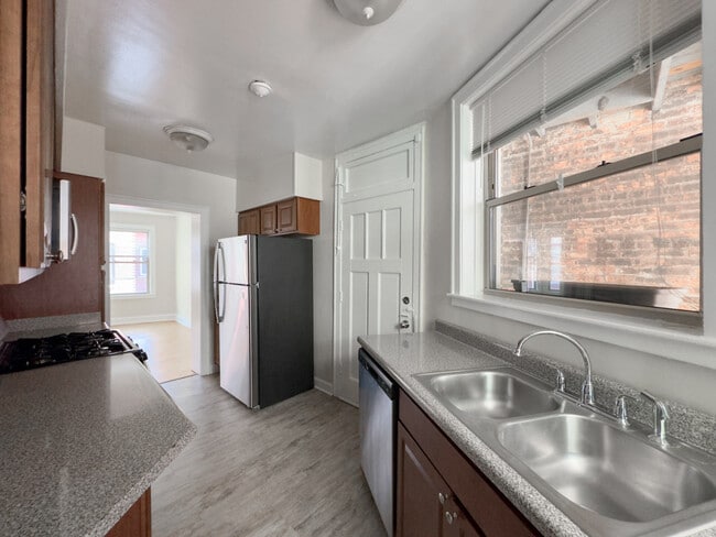 Building Photo - 525 W Cornelia Ave