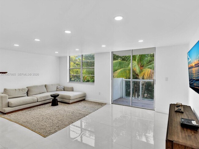 Building Photo - 10000 W Bay Harbor Dr