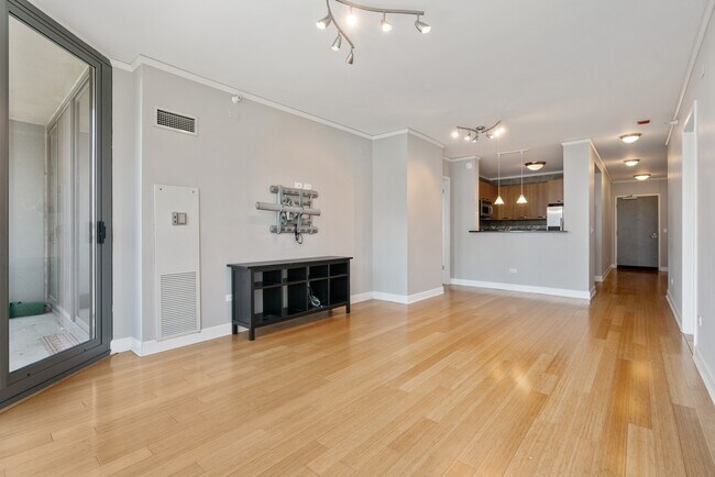 Foto del edificio - 450 E Waterside Dr
