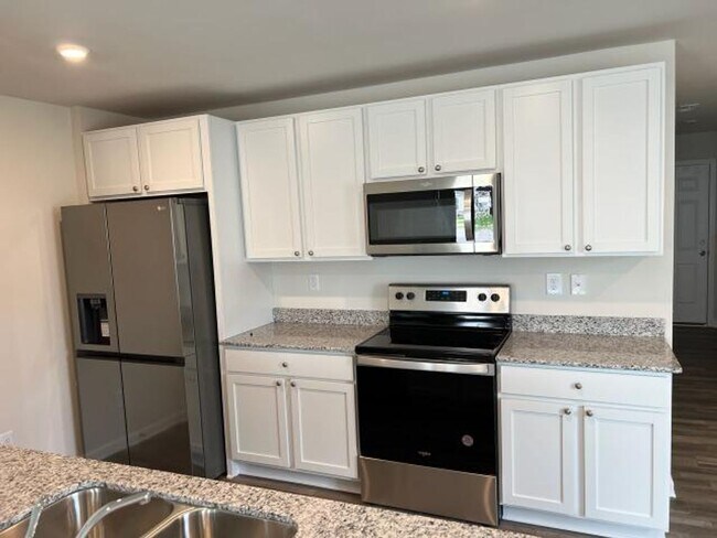 Foto del edificio - 3-Bedroom End Unit Townhome w/ Garage-Salisbury