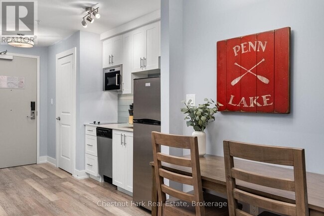 Building Photo - 25 Pen Lake Point Rd