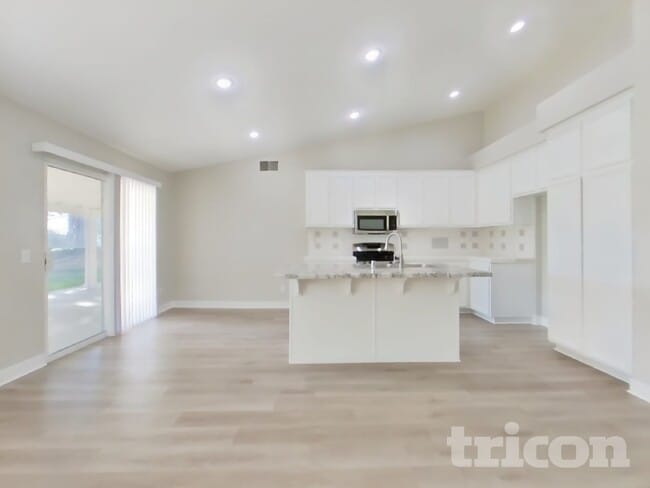 Building Photo - 1346 Woodvale Dr