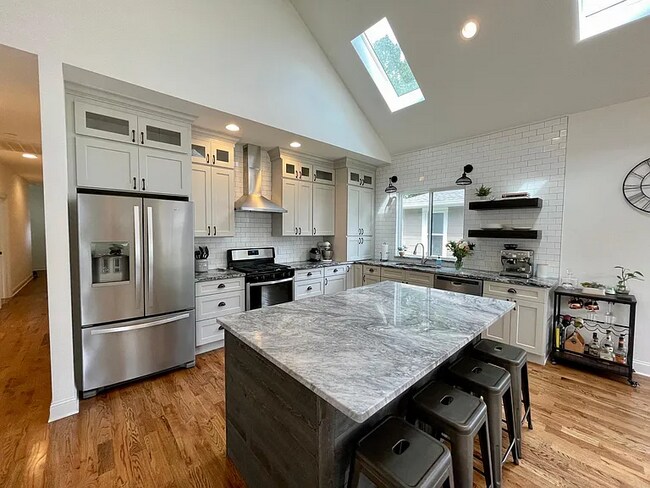 Building Photo - 1905 E 13th St