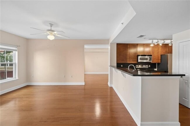 Building Photo - 230 E Ponce de Leon Ave