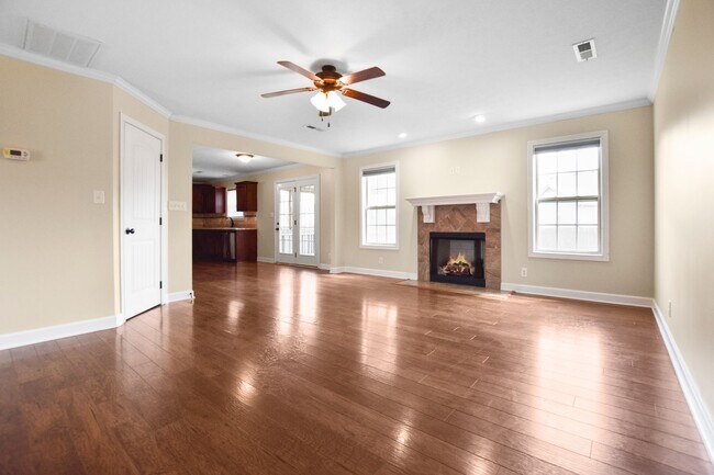 Building Photo - Pet Friendly Three Bedroom!