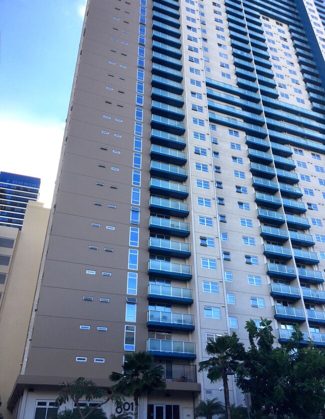 Building Photo - 2br/2ba/2pkg in Kakaako