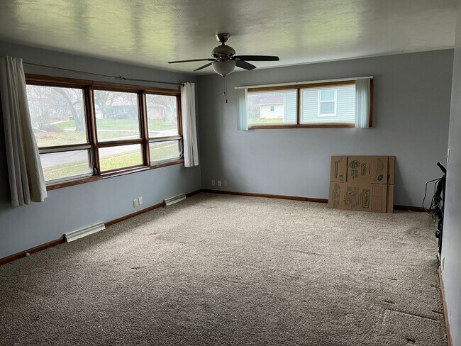 Foto del edificio - 3 bedroom 1.5 Bathroom with a Large Backyard and Basement