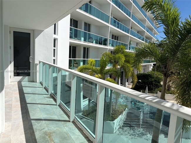 Building Photo - 100 Bayview Dr