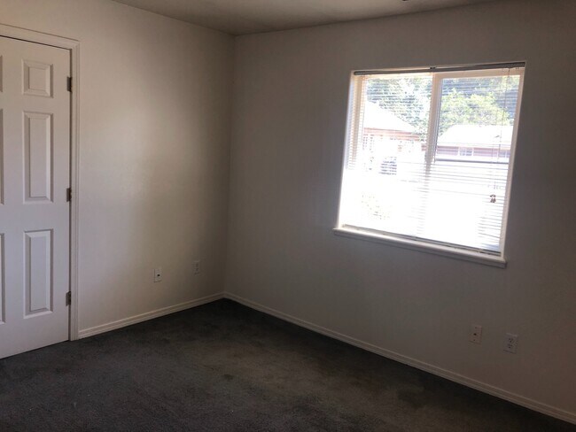 Building Photo - 426