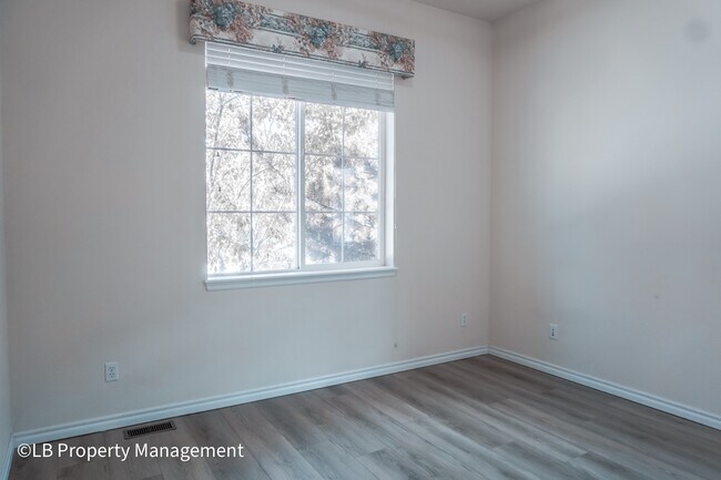 Foto del edificio - 10590 Pearlwood Cir