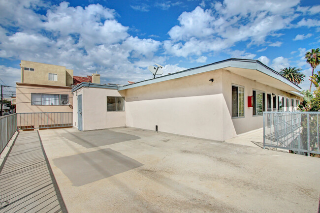 Foto del edificio - 1437 Brockton Ave, Prime West LA, north of...