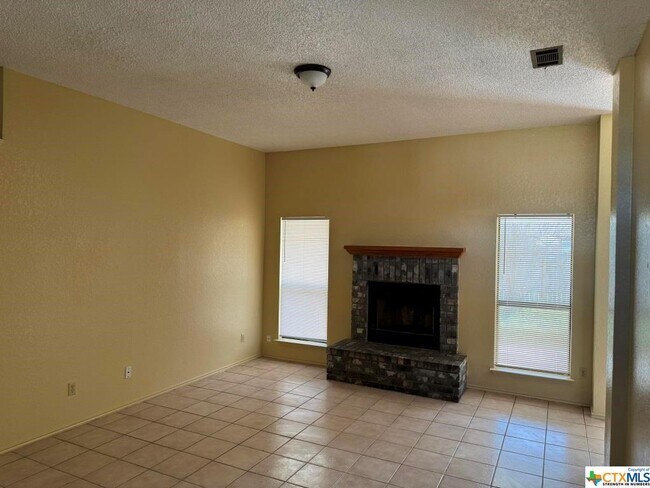 Building Photo - 2404 Bluebonnet Dr