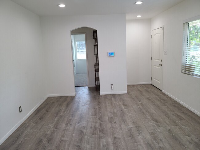 Building Photo - 519 E El Sur St