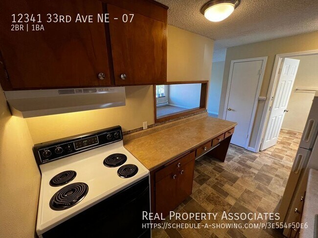 Building Photo - Pet friendly, top floor, 2 bed, 1 bath uni...
