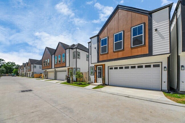 Building Photo - 9004 Orange Spg Dr