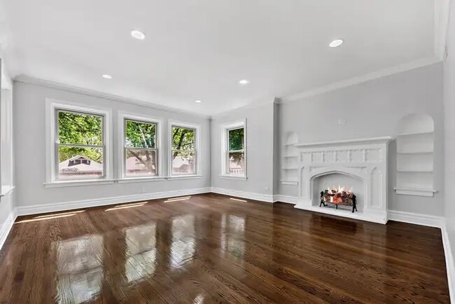 Building Photo - 8036 S Paxton Ave